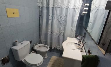 CASA EN ALQUILER Y VENTA. LOTE 9X30 PB: LOCAL COMERCIAL, COCH. P/4 AUTOS, QUINCHO, 1ER. Y 2DO. PISO CASA DE MAS DE 7 AMBIENTES. LANUS O.