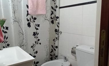 CASA EN ALQUILER Y VENTA. LOTE 9X30 PB: LOCAL COMERCIAL, COCH. P/4 AUTOS, QUINCHO, 1ER. Y 2DO. PISO CASA DE MAS DE 7 AMBIENTES. LANUS O.