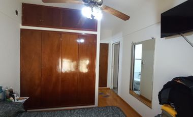CASA EN ALQUILER Y VENTA. LOTE 9X30 PB: LOCAL COMERCIAL, COCH. P/4 AUTOS, QUINCHO, 1ER. Y 2DO. PISO CASA DE MAS DE 7 AMBIENTES. LANUS O.