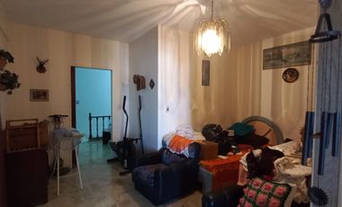 CASA EN ALQUILER Y VENTA. LOTE 9X30 PB: LOCAL COMERCIAL, COCH. P/4 AUTOS, QUINCHO, 1ER. Y 2DO. PISO CASA DE MAS DE 7 AMBIENTES. LANUS O.