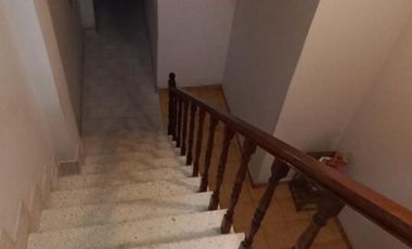 CASA EN ALQUILER Y VENTA. LOTE 9X30 PB: LOCAL COMERCIAL, COCH. P/4 AUTOS, QUINCHO, 1ER. Y 2DO. PISO CASA DE MAS DE 7 AMBIENTES. LANUS O.