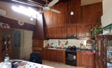 CASA EN ALQUILER Y VENTA. LOTE 9X30 PB: LOCAL COMERCIAL, COCH. P/4 AUTOS, QUINCHO, 1ER. Y 2DO. PISO CASA DE MAS DE 7 AMBIENTES. LANUS O.