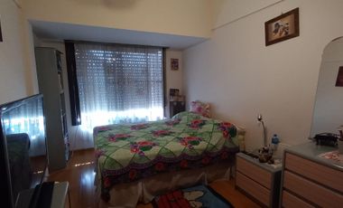 CASA EN ALQUILER Y VENTA. LOTE 9X30 PB: LOCAL COMERCIAL, COCH. P/4 AUTOS, QUINCHO, 1ER. Y 2DO. PISO CASA DE MAS DE 7 AMBIENTES. LANUS O.