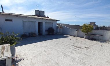 CASA EN ALQUILER Y VENTA. LOTE 9X30 PB: LOCAL COMERCIAL, COCH. P/4 AUTOS, QUINCHO, 1ER. Y 2DO. PISO CASA DE MAS DE 7 AMBIENTES. LANUS O.