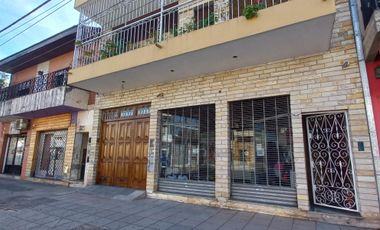 CASA EN ALQUILER Y VENTA. LOTE 9X30 PB: LOCAL COMERCIAL, COCH. P/4 AUTOS, QUINCHO, 1ER. Y 2DO. PISO CASA DE MAS DE 7 AMBIENTES. LANUS O.