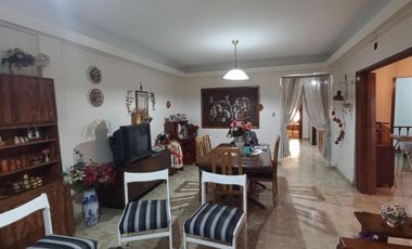 CASA EN ALQUILER Y VENTA. LOTE 9X30 PB: LOCAL COMERCIAL, COCH. P/4 AUTOS, QUINCHO, 1ER. Y 2DO. PISO CASA DE MAS DE 7 AMBIENTES. LANUS O.