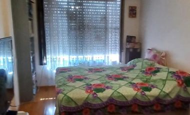 CASA EN ALQUILER Y VENTA. LOTE 9X30 PB: LOCAL COMERCIAL, COCH. P/4 AUTOS, QUINCHO, 1ER. Y 2DO. PISO CASA DE MAS DE 7 AMBIENTES. LANUS O.