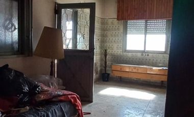 CASA EN ALQUILER Y VENTA. LOTE 9X30 PB: LOCAL COMERCIAL, COCH. P/4 AUTOS, QUINCHO, 1ER. Y 2DO. PISO CASA DE MAS DE 7 AMBIENTES. LANUS O.
