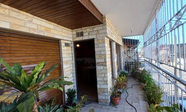 CASA EN ALQUILER Y VENTA. LOTE 9X30 PB: LOCAL COMERCIAL, COCH. P/4 AUTOS, QUINCHO, 1ER. Y 2DO. PISO CASA DE MAS DE 7 AMBIENTES. LANUS O.