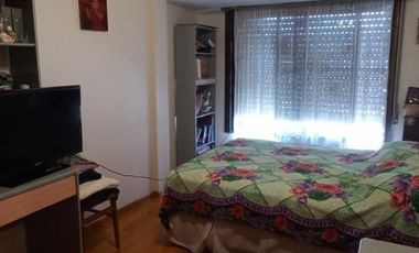 CASA EN VENTA. LOTE 9X30 PB: LOCAL COMERCIAL, COCH. P/4 AUTOS, QUINCHO, 1ER. Y 2DO. PISO CASA DE MAS DE 7 AMBIENTES. LANUS O.