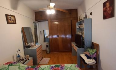 CASA EN VENTA. LOTE 9X30 PB: LOCAL COMERCIAL, COCH. P/4 AUTOS, QUINCHO, 1ER. Y 2DO. PISO CASA DE MAS DE 7 AMBIENTES. LANUS O.