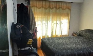 CASA EN VENTA. LOTE 9X30 PB: LOCAL COMERCIAL, COCH. P/4 AUTOS, QUINCHO, 1ER. Y 2DO. PISO CASA DE MAS DE 7 AMBIENTES. LANUS O.