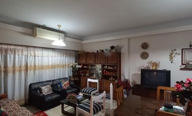 CASA EN VENTA. LOTE 9X30 PB: LOCAL COMERCIAL, COCH. P/4 AUTOS, QUINCHO, 1ER. Y 2DO. PISO CASA DE MAS DE 7 AMBIENTES. LANUS O.