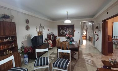 CASA EN VENTA. LOTE 9X30 PB: LOCAL COMERCIAL, COCH. P/4 AUTOS, QUINCHO, 1ER. Y 2DO. PISO CASA DE MAS DE 7 AMBIENTES. LANUS O.