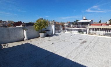 CASA EN VENTA. LOTE 9X30 PB: LOCAL COMERCIAL, COCH. P/4 AUTOS, QUINCHO, 1ER. Y 2DO. PISO CASA DE MAS DE 7 AMBIENTES. LANUS O.