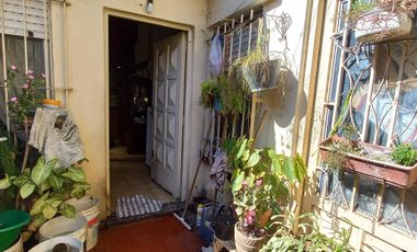 CASA EN VENTA. LOTE 9X30 PB: LOCAL COMERCIAL, COCH. P/4 AUTOS, QUINCHO, 1ER. Y 2DO. PISO CASA DE MAS DE 7 AMBIENTES. LANUS O.