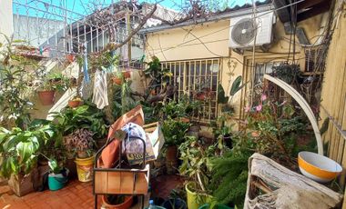 CASA EN VENTA. LOTE 9X30 PB: LOCAL COMERCIAL, COCH. P/4 AUTOS, QUINCHO, 1ER. Y 2DO. PISO CASA DE MAS DE 7 AMBIENTES. LANUS O.