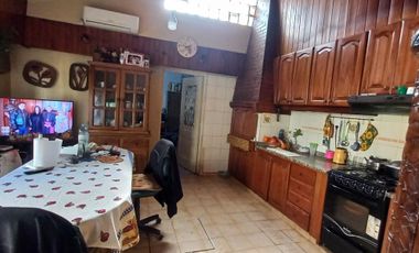 CASA EN VENTA. LOTE 9X30 PB: LOCAL COMERCIAL, COCH. P/4 AUTOS, QUINCHO, 1ER. Y 2DO. PISO CASA DE MAS DE 7 AMBIENTES. LANUS O.