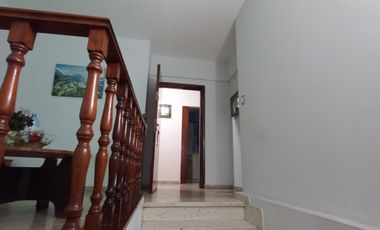 CASA EN VENTA. LOTE 9X30 PB: LOCAL COMERCIAL, COCH. P/4 AUTOS, QUINCHO, 1ER. Y 2DO. PISO CASA DE MAS DE 7 AMBIENTES. LANUS O.