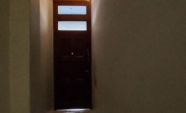 CASA EN VENTA. LOTE 9X30 PB: LOCAL COMERCIAL, COCH. P/4 AUTOS, QUINCHO, 1ER. Y 2DO. PISO CASA DE MAS DE 7 AMBIENTES. LANUS O.