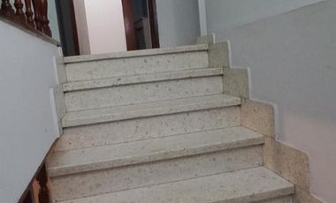 CASA EN VENTA. LOTE 9X30 PB: LOCAL COMERCIAL, COCH. P/4 AUTOS, QUINCHO, 1ER. Y 2DO. PISO CASA DE MAS DE 7 AMBIENTES. LANUS O.