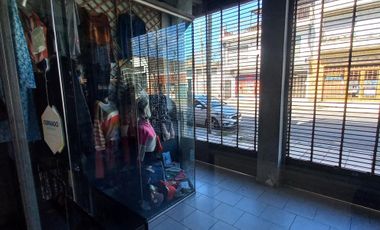 CASA EN VENTA. LOTE 9X30 PB: LOCAL COMERCIAL, COCH. P/4 AUTOS, QUINCHO, 1ER. Y 2DO. PISO CASA DE MAS DE 7 AMBIENTES. LANUS O.