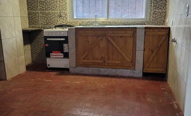 DEPARTAMENTO 3 AMB CON COCHERA , PLANTA BAJA  , SIN EXPENSAS NI ABL ,COMPLEJO CON PILETA Y PARRILLA EN COMUN TIGRE LINIERS 483