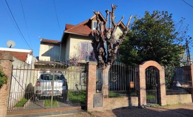 VENTA DE CHALET DE 6 AMBIENTES EN MONTE GRANDE - LOTE DE 600 M² - COCHERA PASANTE - GALERÍA