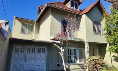 VENTA DE CHALET DE 6 AMBIENTES EN MONTE GRANDE - LOTE DE 600 M² - COCHERA PASANTE - GALERÍA