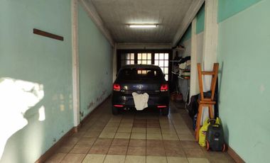 VENTA DE CHALET DE 6 AMBIENTES EN MONTE GRANDE - LOTE DE 600 M² - COCHERA PASANTE - GALERÍA