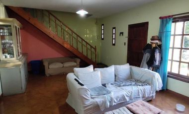 VENTA DE CHALET DE 6 AMBIENTES EN MONTE GRANDE - LOTE DE 600 M² - COCHERA PASANTE - GALERÍA