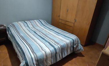 VENTA DE CHALET DE 6 AMBIENTES EN MONTE GRANDE - LOTE DE 600 M² - COCHERA PASANTE - GALERÍA