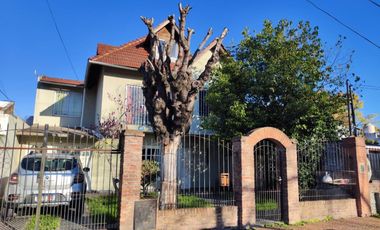 VENTA DE CHALET DE 6 AMBIENTES EN MONTE GRANDE - LOTE DE 600 M² - COCHERA PASANTE - GALERÍA