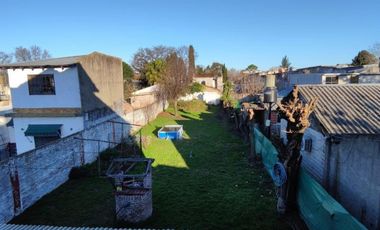 VENTA DE CHALET DE 6 AMBIENTES EN MONTE GRANDE - LOTE DE 600 M² - COCHERA PASANTE - GALERÍA