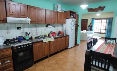 VENTA DE CHALET DE 6 AMBIENTES EN MONTE GRANDE - LOTE DE 600 M² - COCHERA PASANTE - GALERÍA