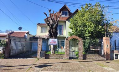 VENTA DE CHALET DE 6 AMBIENTES EN MONTE GRANDE - LOTE DE 600 M² - COCHERA PASANTE - GALERÍA