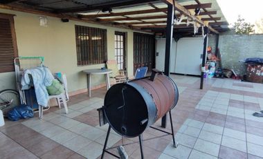 VENTA DE CHALET DE 6 AMBIENTES EN MONTE GRANDE - LOTE DE 600 M² - COCHERA PASANTE - GALERÍA