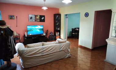 VENTA DE CHALET DE 6 AMBIENTES EN MONTE GRANDE - LOTE DE 600 M² - COCHERA PASANTE - GALERÍA