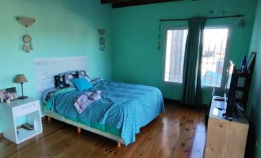 VENTA DE CHALET DE 6 AMBIENTES EN MONTE GRANDE - LOTE DE 600 M² - COCHERA PASANTE - GALERÍA