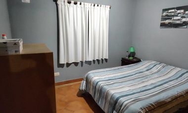 VENTA DE CHALET DE 6 AMBIENTES EN MONTE GRANDE - LOTE DE 600 M² - COCHERA PASANTE - GALERÍA