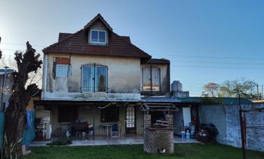 VENTA DE CHALET DE 6 AMBIENTES EN MONTE GRANDE - LOTE DE 600 M² - COCHERA PASANTE - GALERÍA
