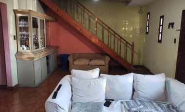 VENTA DE CHALET DE 6 AMBIENTES EN MONTE GRANDE - LOTE DE 600 M² - COCHERA PASANTE - GALERÍA