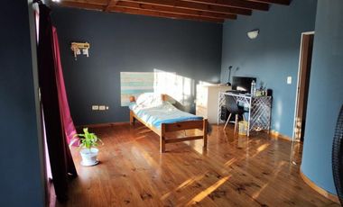 VENTA DE CHALET DE 6 AMBIENTES EN MONTE GRANDE - LOTE DE 600 M² - COCHERA PASANTE - GALERÍA