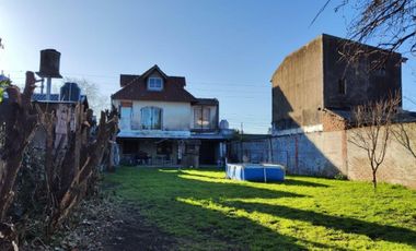 VENTA DE CHALET DE 6 AMBIENTES EN MONTE GRANDE - LOTE DE 600 M² - COCHERA PASANTE - GALERÍA