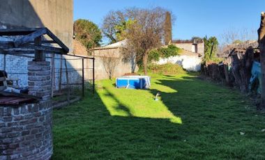 VENTA DE CHALET DE 6 AMBIENTES EN MONTE GRANDE - LOTE DE 600 M² - COCHERA PASANTE - GALERÍA