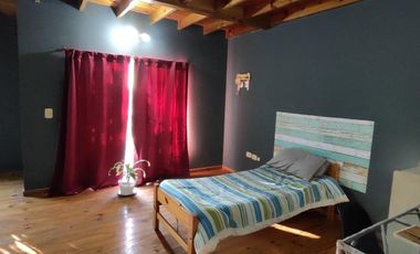 VENTA DE CHALET DE 6 AMBIENTES EN MONTE GRANDE - LOTE DE 600 M² - COCHERA PASANTE - GALERÍA