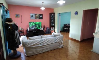 VENTA DE CHALET DE 6 AMBIENTES EN MONTE GRANDE - LOTE DE 600 M² - COCHERA PASANTE - GALERÍA