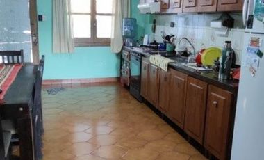 VENTA DE CHALET DE 6 AMBIENTES EN MONTE GRANDE - LOTE DE 600 M² - COCHERA PASANTE - GALERÍA