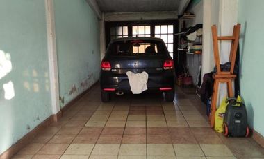 VENTA DE CHALET DE 6 AMBIENTES EN MONTE GRANDE - LOTE DE 600 M² - COCHERA PASANTE - GALERÍA