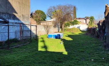 VENTA DE CHALET DE 6 AMBIENTES EN MONTE GRANDE - LOTE DE 600 M² - COCHERA PASANTE - GALERÍA